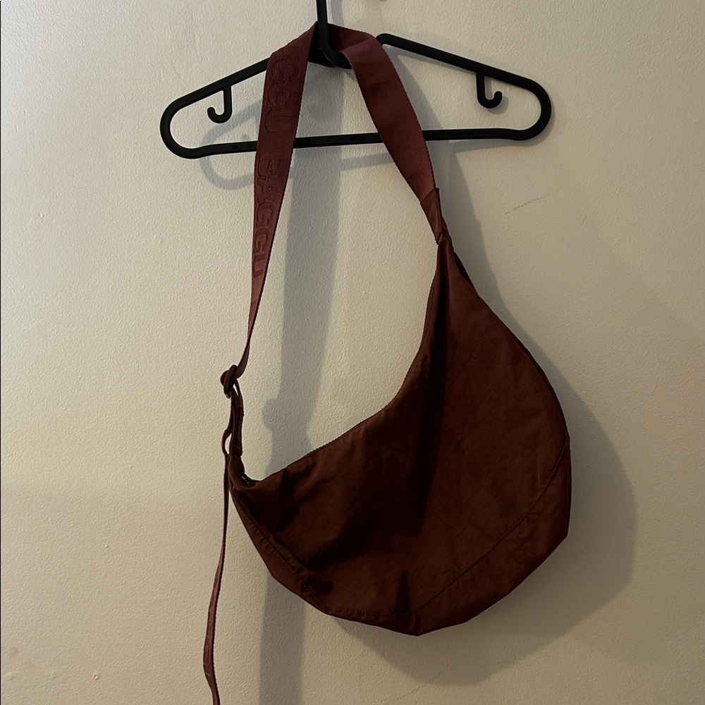 Baggu Medium Nylon Crescent Bag in Mahogany